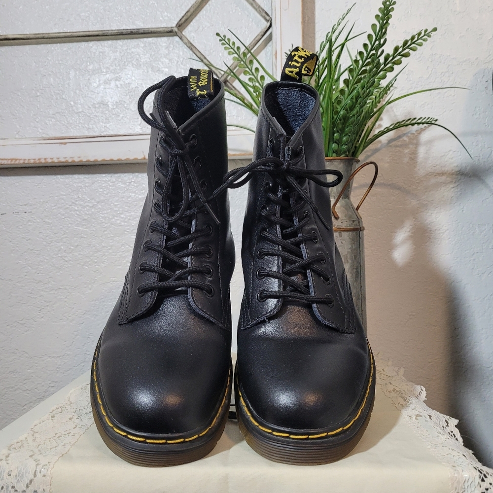 NWOT Dr. Martens black 1460 Smooth Leather Lace Up Boots Size #41